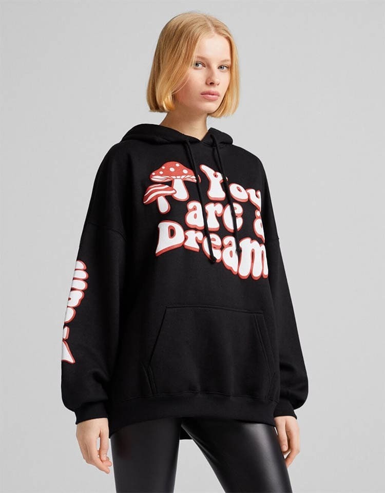 Sudadera con capucha y estampado BERSHKA  