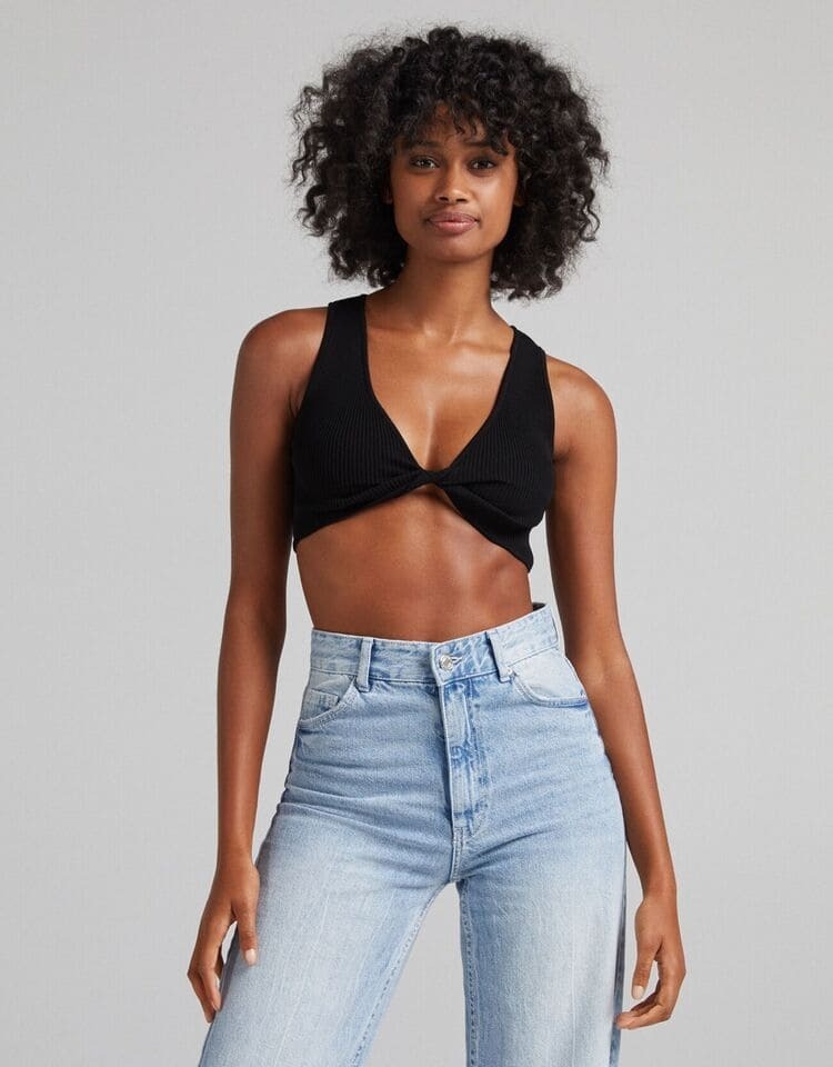 Bershka revienta las rebajas con 8 tops a la moda que quitan el hipo: ideales para primavera y verano