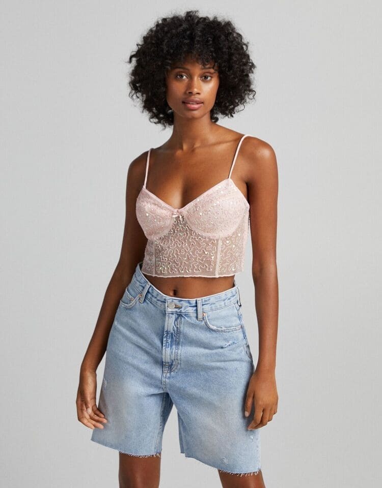 Bershka revienta las rebajas con 8 tops a la moda que quitan el hipo: ideales para primavera y verano