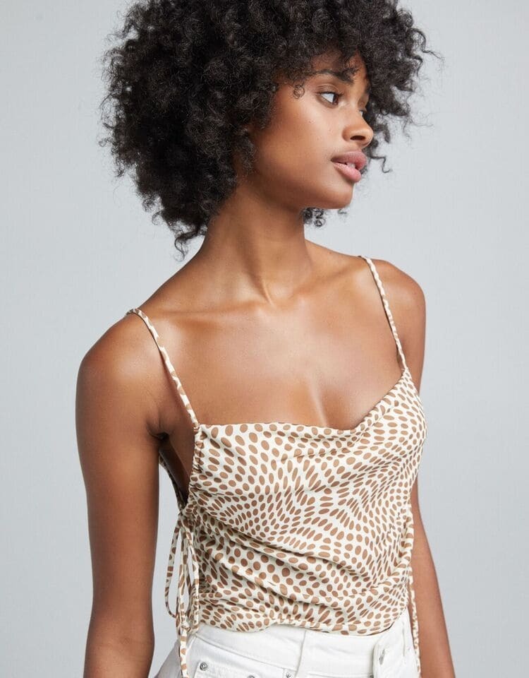 Bershka revienta las rebajas con 8 tops a la moda que quitan el hipo: ideales para primavera y verano