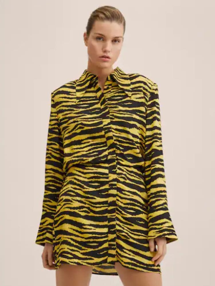 Este es el arriesgado vestido animal print que triunfa en Mango para lucir en invierno y primavera