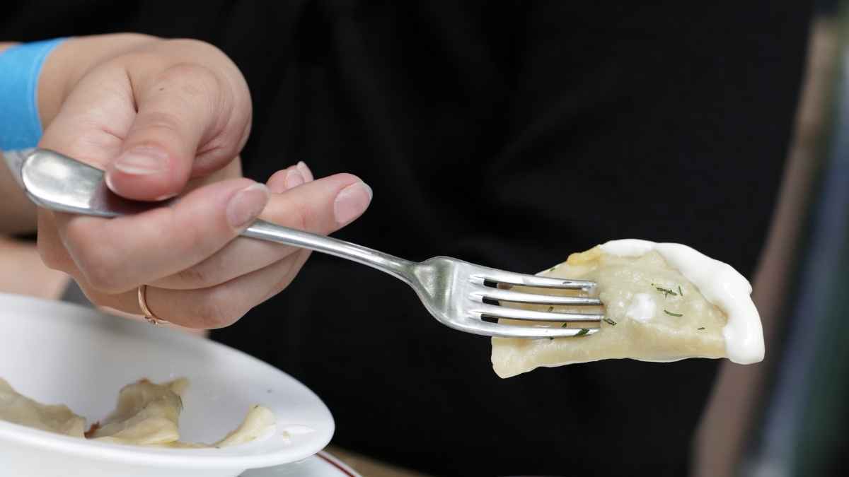 Mujer comiendo raviolis rellenos