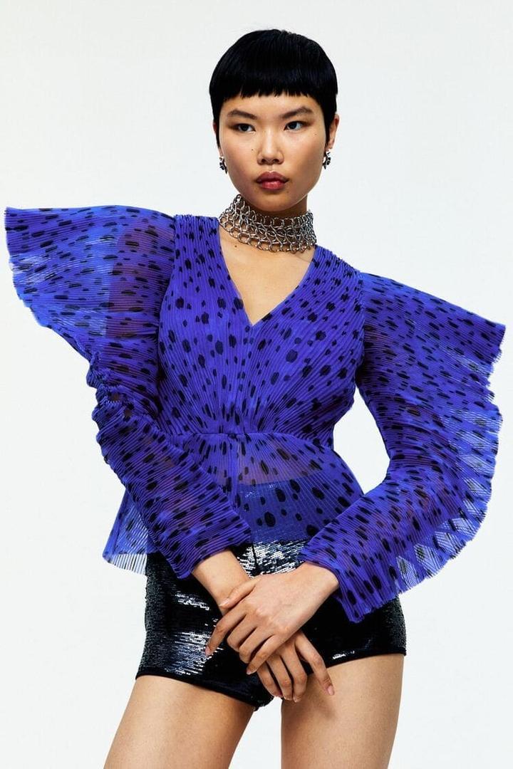 Las 7 camisas más exclusivas de H&M para mujer parecen sacadas del vestuario de películas de Hollywood