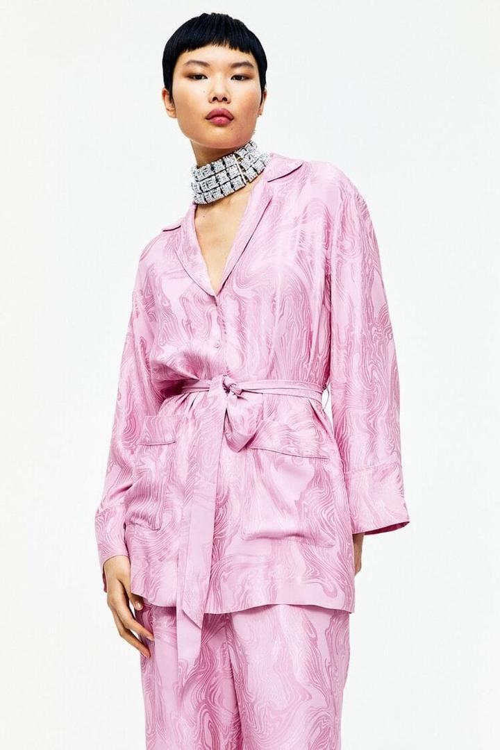 Las 7 camisas más exclusivas de H&M para mujer parecen sacadas del vestuario de películas de Hollywood