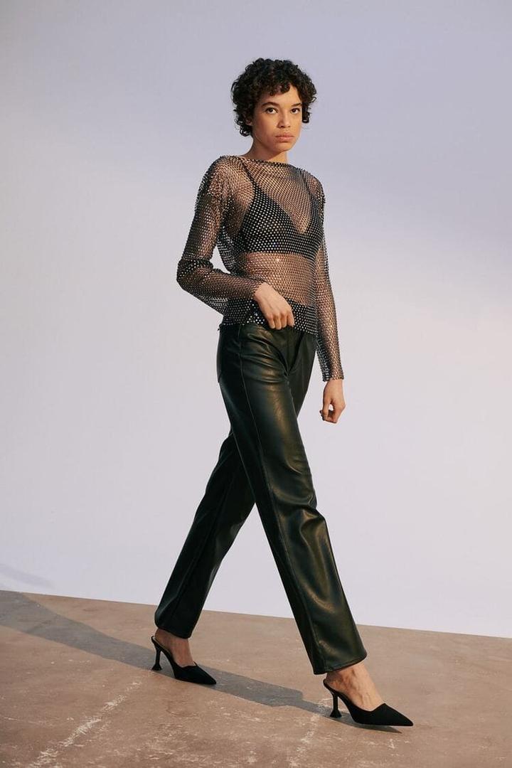 Las 7 camisas más exclusivas de H&M para mujer parecen sacadas del vestuario de películas de Hollywood