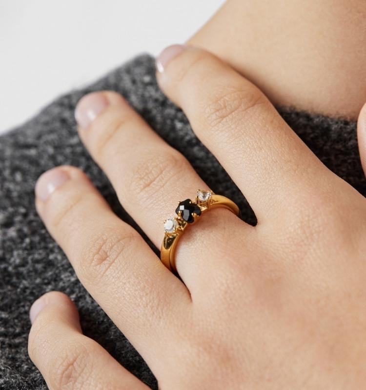 Anillo de plata vermeil con ónix y zircón