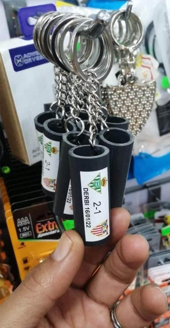 Se viraliza en Sevilla una imagen de venta de llaveros con trozos del palo que impactó con Joan Jordán en el Betis - Sevilla de Copa del Rey