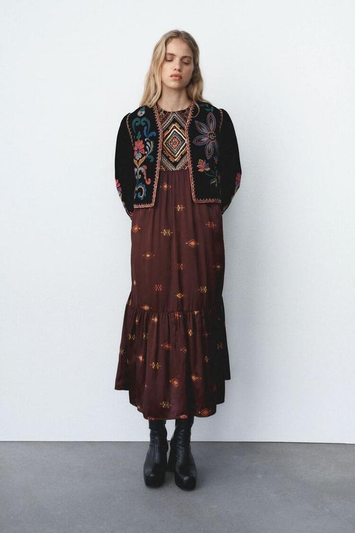 La chaqueta con bordados que lleva Paula Echevarría arrasa en Zara: si la vez no la dejes escapar