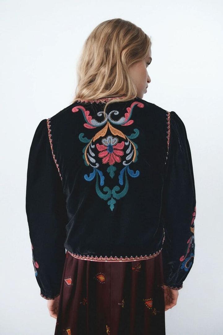 La chaqueta con bordados que lleva Paula Echevarría arrasa en Zara: si la vez no la dejes escapar