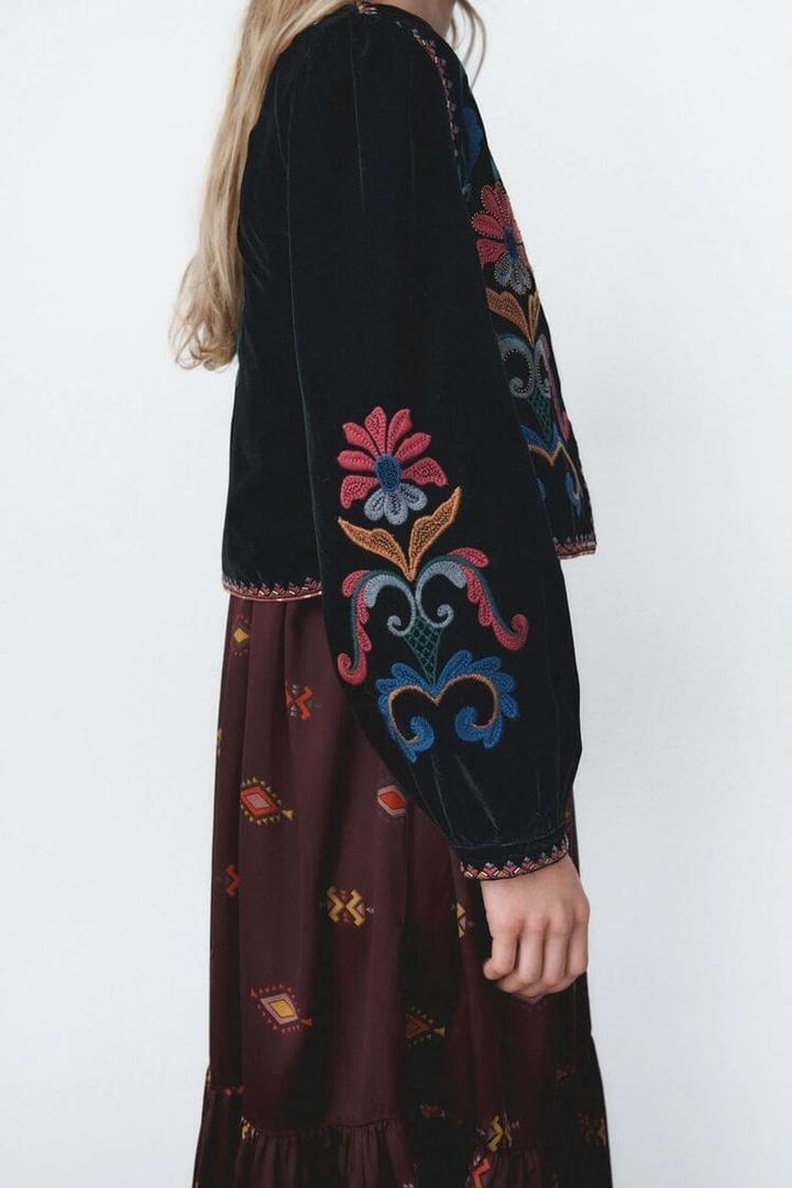 La chaqueta con bordados que lleva Paula Echevarría arrasa en Zara: si la vez no la dejes escapar