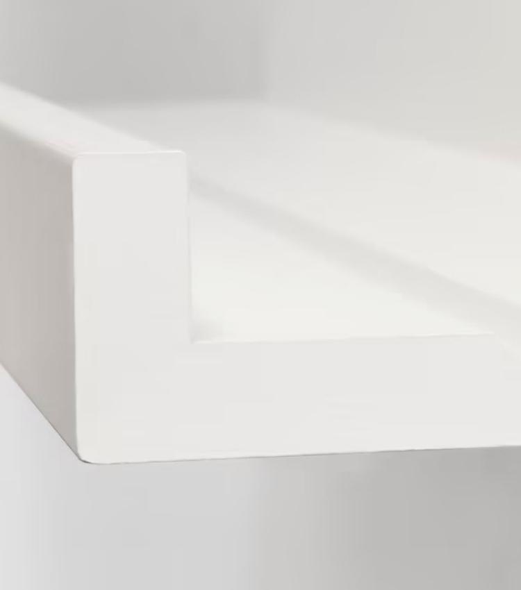 El estante para libros y cuadros de Ikea se mimetiza con la decoración de la casa y está a precio de cubata