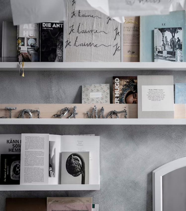 El estante para libros y cuadros de Ikea se mimetiza con la decoración de la casa y está a precio de cubata