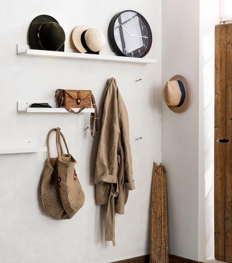 El estante para libros y cuadros de Ikea se mimetiza con la decoración de la casa y está a precio de cubata