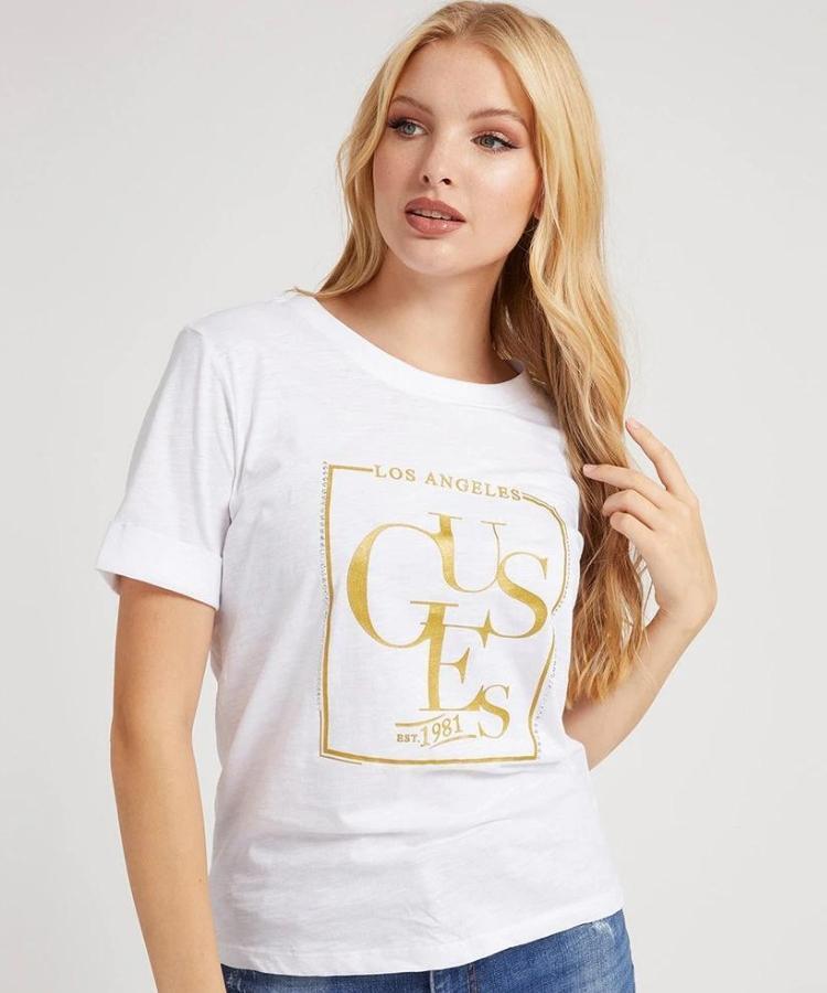 El mejor regalo para San Valentín: 10 camisetas de Guess por menos de 20 euros