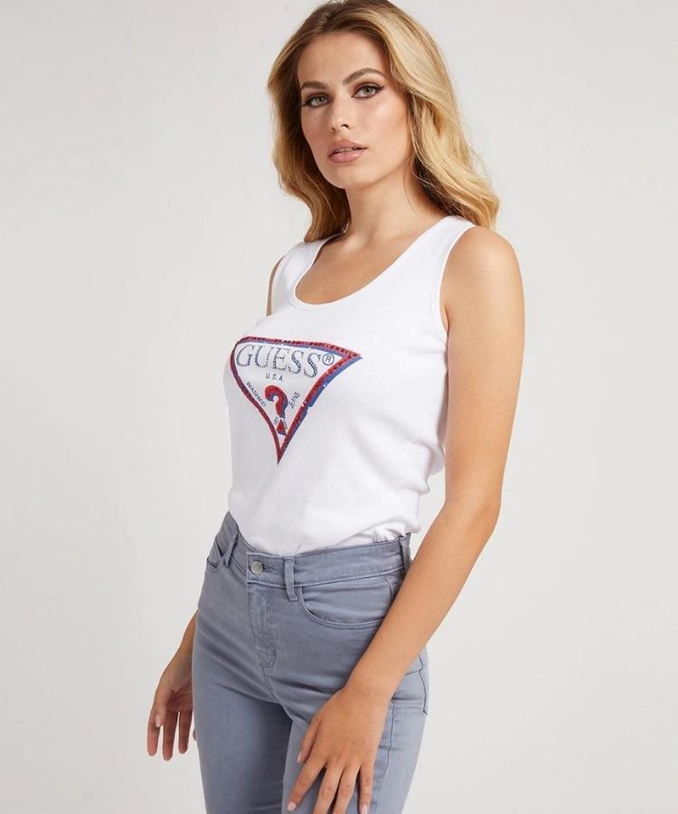 El mejor regalo para San Valentín: 10 camisetas de Guess por menos de 20 euros