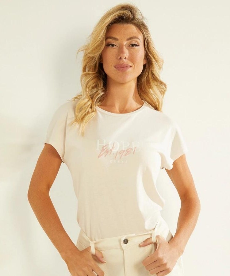 El mejor regalo para San Valentín: 10 camisetas de Guess por menos de 20 euros