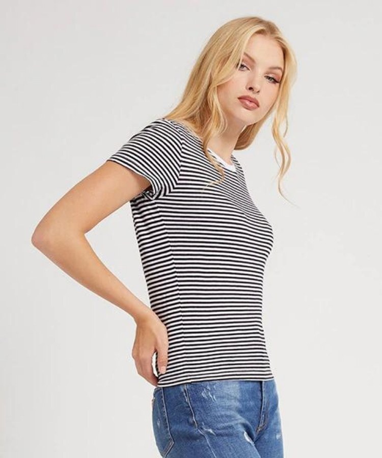 El mejor regalo para San Valentín: 10 camisetas de Guess por menos de 20 euros