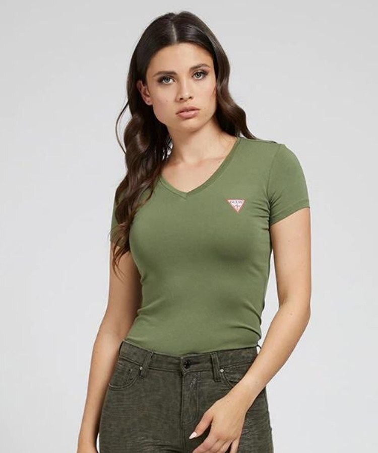 El mejor regalo para San Valentín: 10 camisetas de Guess por menos de 20 euros