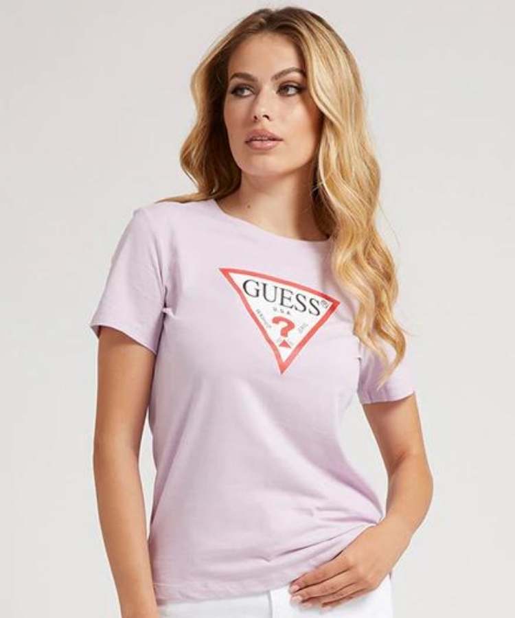 El mejor regalo para San Valentín: 10 camisetas de Guess por menos de 20 euros