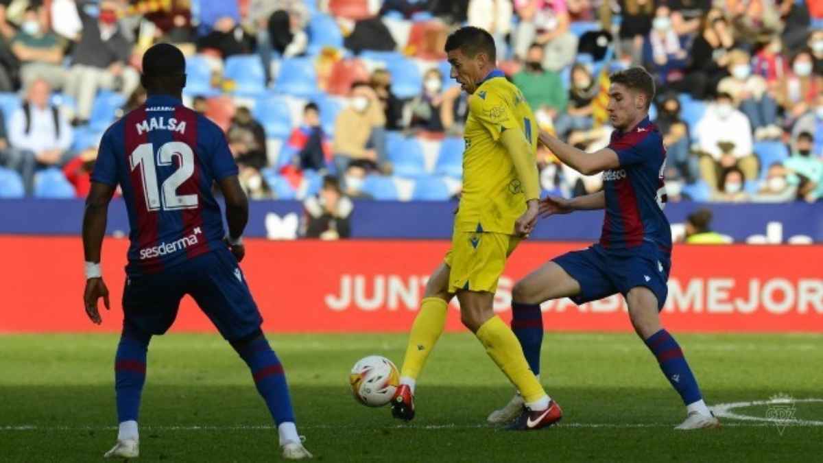 Rubén Alcaraz debutó como amarillo en el encuentro ante el Levante