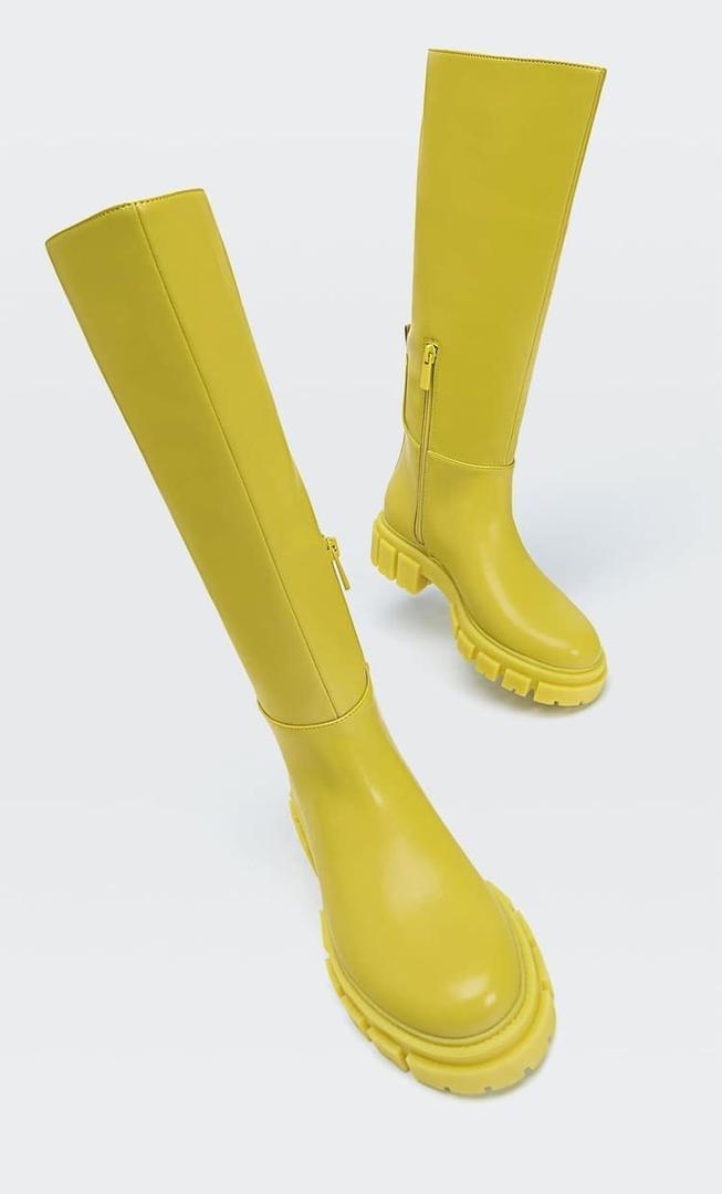 Stradivarius apuesta fuerte en primavera por el verde con jerseys, botines y pantalones ideales