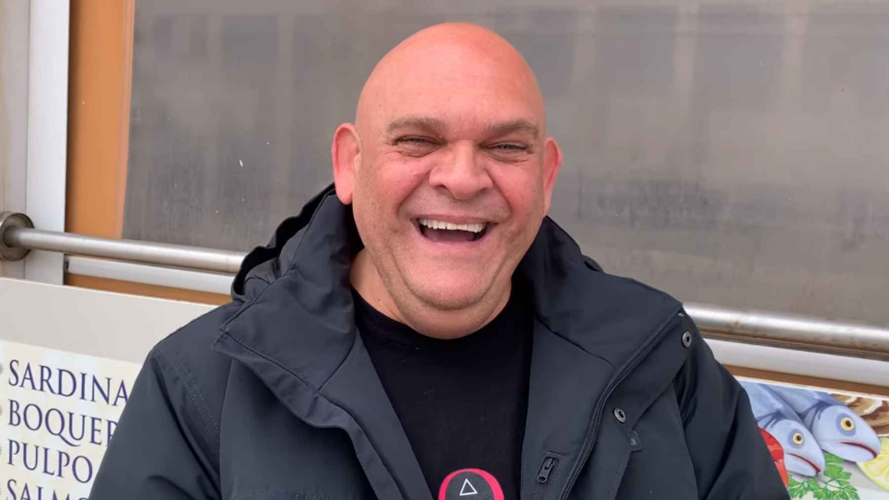 El Comandante Lara enseña idiomas con la carta del chiringuito