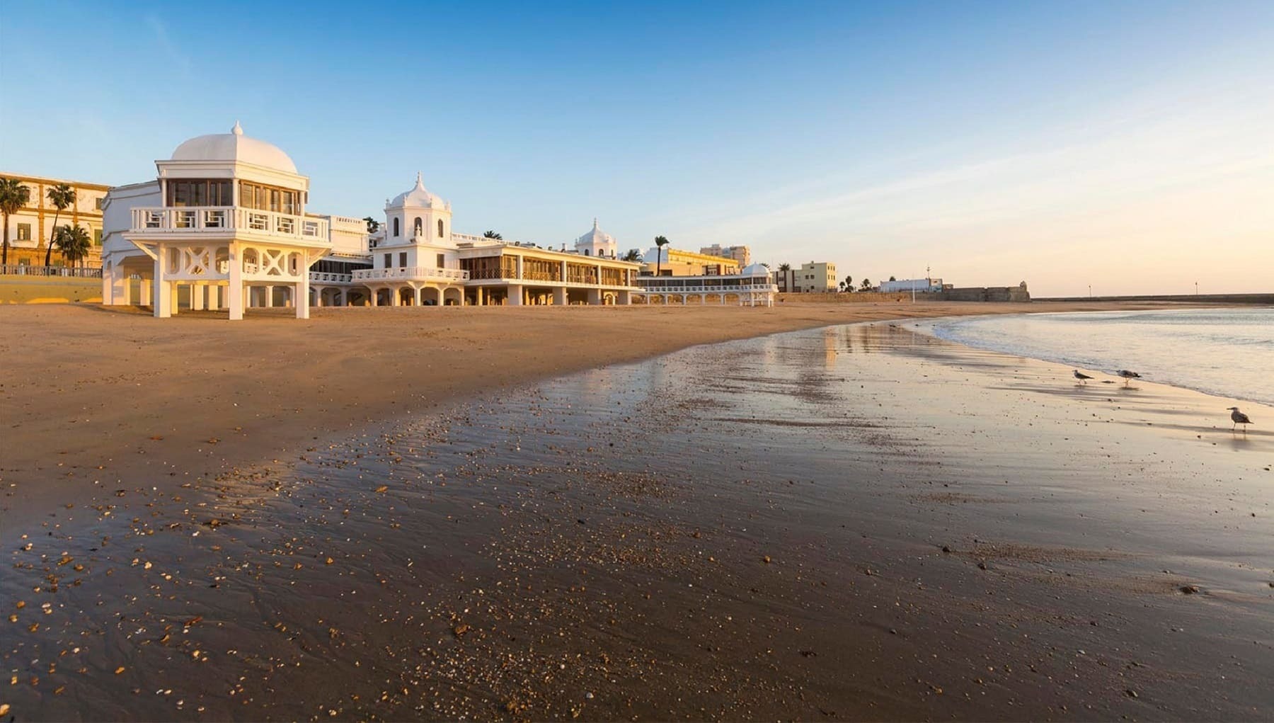 Muere un hombre de 70 años en la playa de La Caleta de Cádiz por causas desconocidas