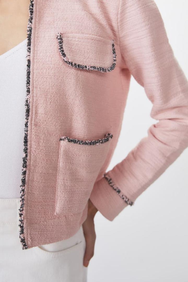 Sfera la lía en ventas con la chaqueta de punto rosa más favorecedora que vas a llevar incluso en primavera