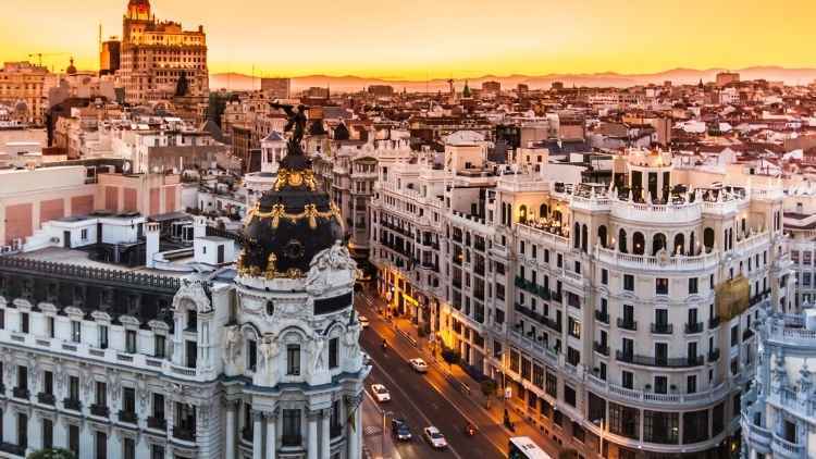 Las 3 ofertas para escapadas que arrasan en Booking.com a principios de 2022: Madrid, Barcelona y Sevilla