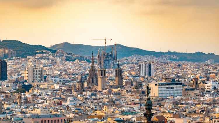 Las 3 ofertas para escapadas que arrasan en Booking.com a principios de 2022: Madrid, Barcelona y Sevilla