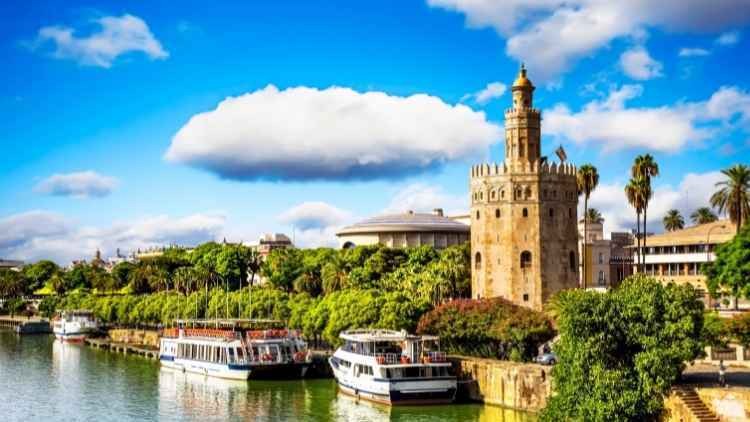 Las 3 ofertas para escapadas que arrasan en Booking.com a principios de 2022: Madrid, Barcelona y Sevilla