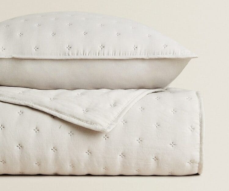 Edredón de color liso con dibujo de puntitos de Zara Home