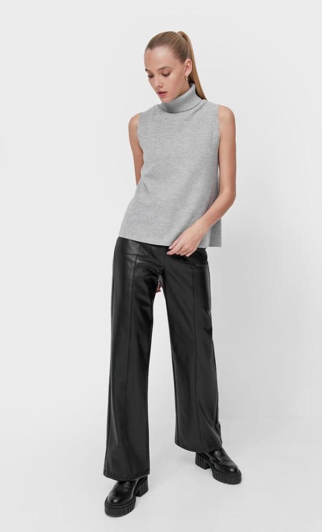 Top cuello alto sin mangas de Stradivarius