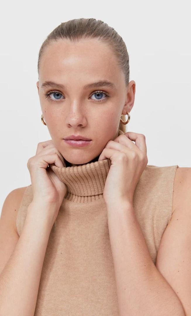 Top cuello alto sin mangas de Stradivarius