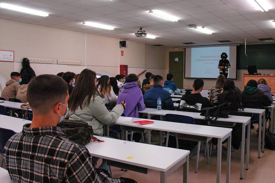 Alumnos en el aula de Ciencias Económicas | UCA