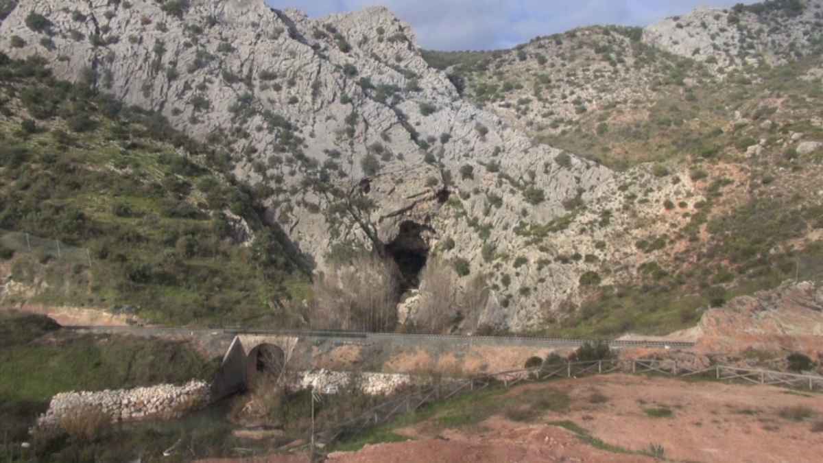La construcción de un nuevo acceso a la Cueva del Gato, financiada por la Diputación de Málaga