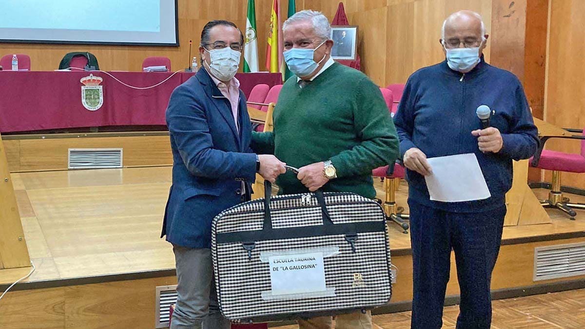 3 Briones entrega material