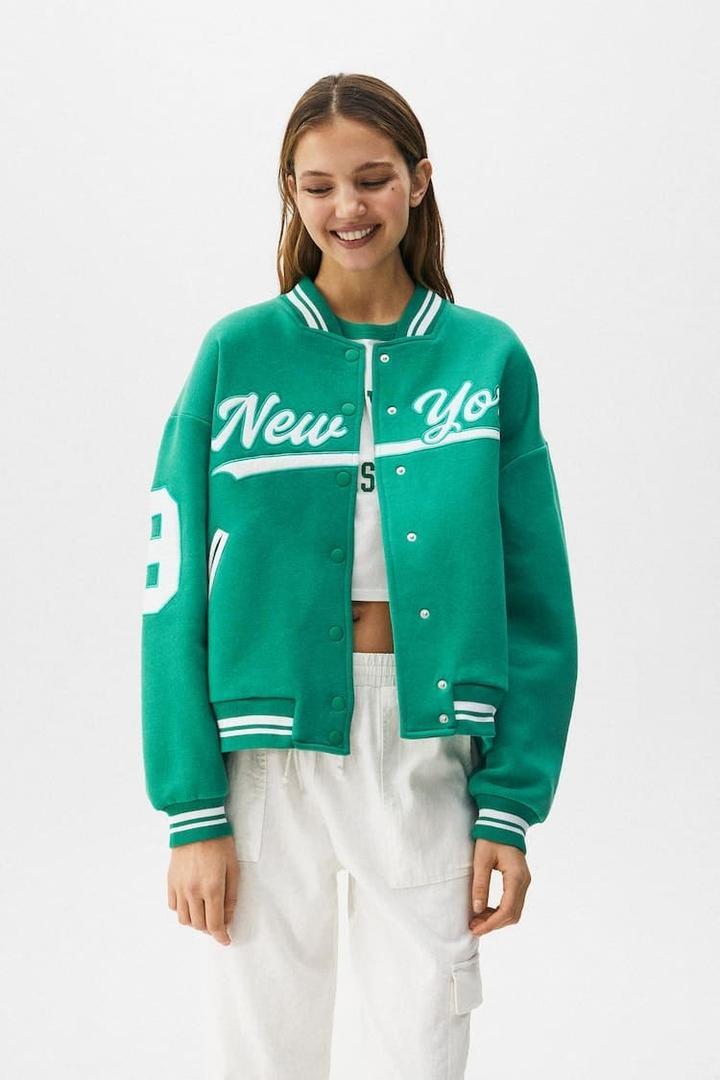 Las 8 cazadoras de Pull and Bear que te visten como una cheerleader americana
