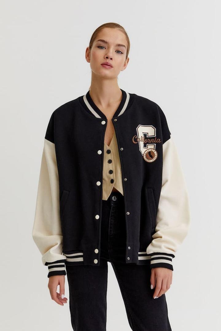 Las 8 cazadoras de Pull and Bear que te visten como una cheerleader americana