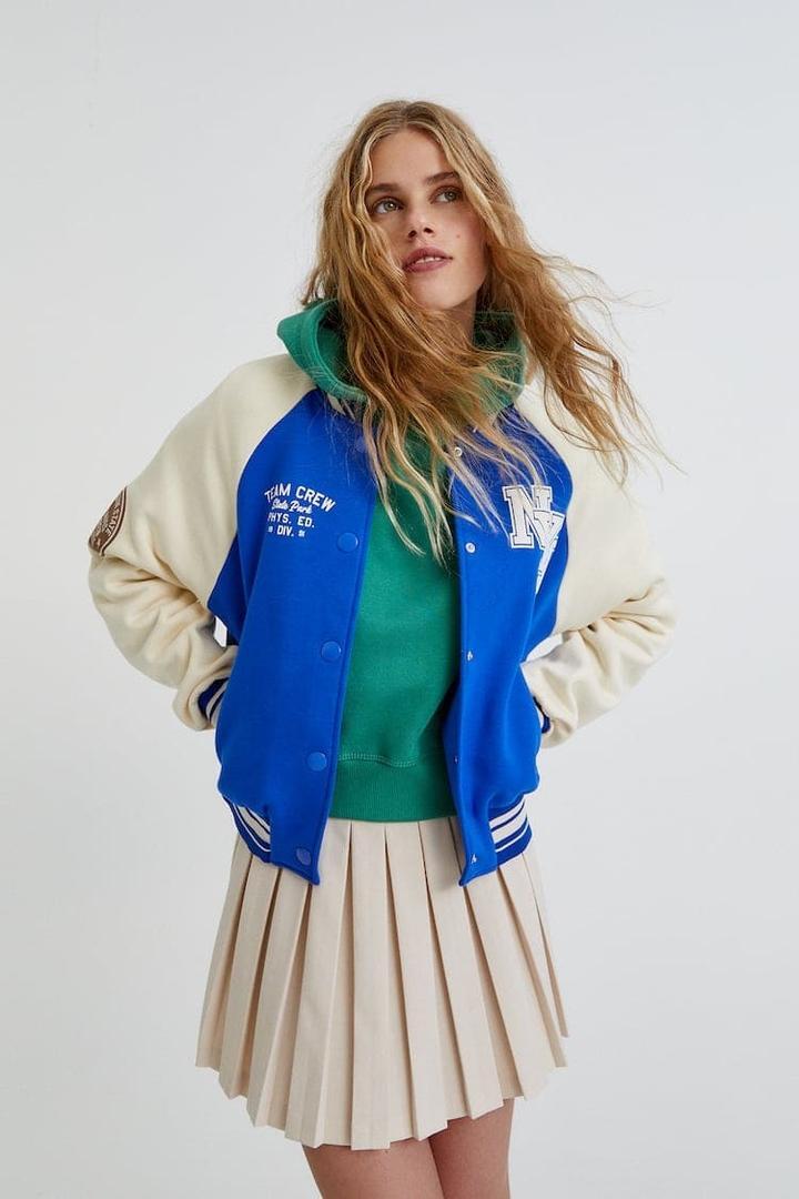 Las 8 cazadoras de Pull and Bear que te visten como una cheerleader americana