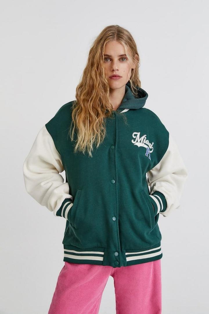 Las 8 cazadoras de Pull and Bear que te visten como una cheerleader americana