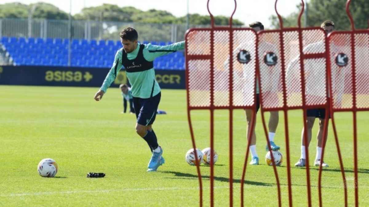Rubén Sobrino practica el balón parado en una sesión de entrenamiento