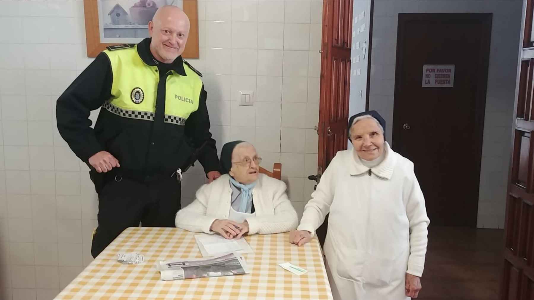 Sor Concha, junto a otra Hermana y un agente de la Policía Local