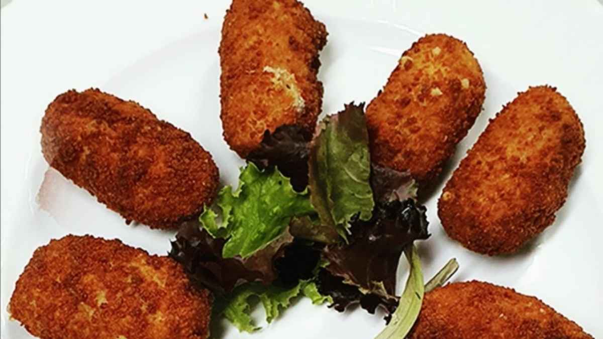 Croquetas de jamón y caldo de cocido. Restaurante El Pórtico, Torremolinos, Málaga