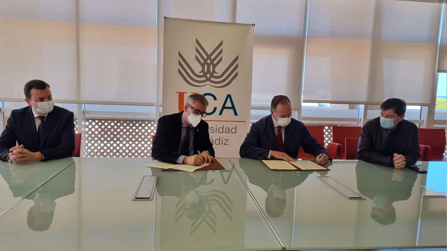 Firma del acuerdo entre UCA y Caja Rural del Sur para la Cátedra del Vino, Sociedad y Sostenibilidad