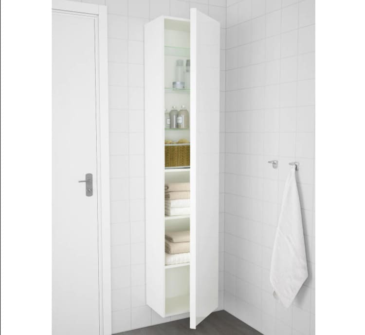 El mueble que le da toque clásico y funcional al baño arrasa en Amazon: más barato que en Ikea