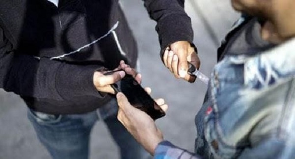 Robo de un móvil en plena calle