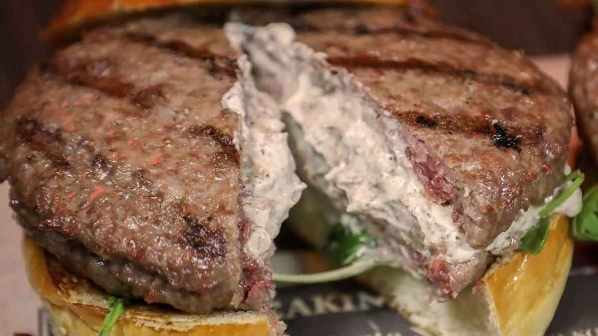 Hamburguesa rellena de queso de crema, trufa negra y boletus. Black Label, Málaga