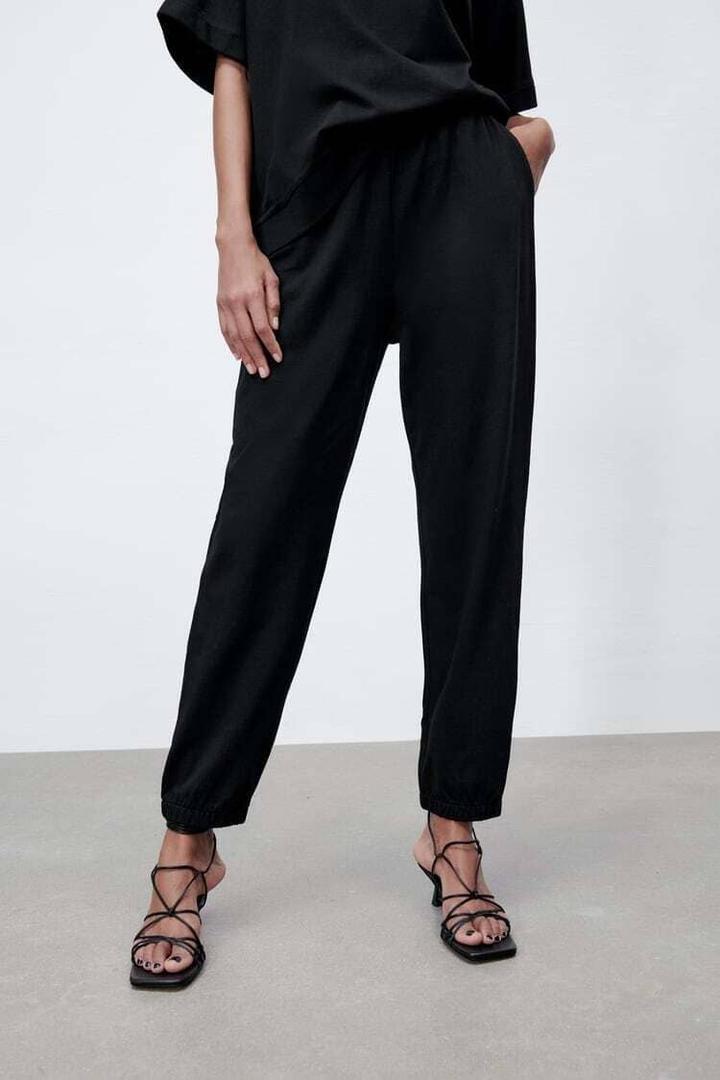 Vuelve el negro con fuerza y Zara revienta la primavera con un look desenfadado, cómodo y casual