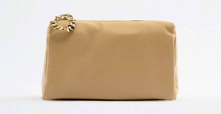 Vuelve el negro con fuerza y Zara revienta la primavera con un look desenfadado, cómodo y casual